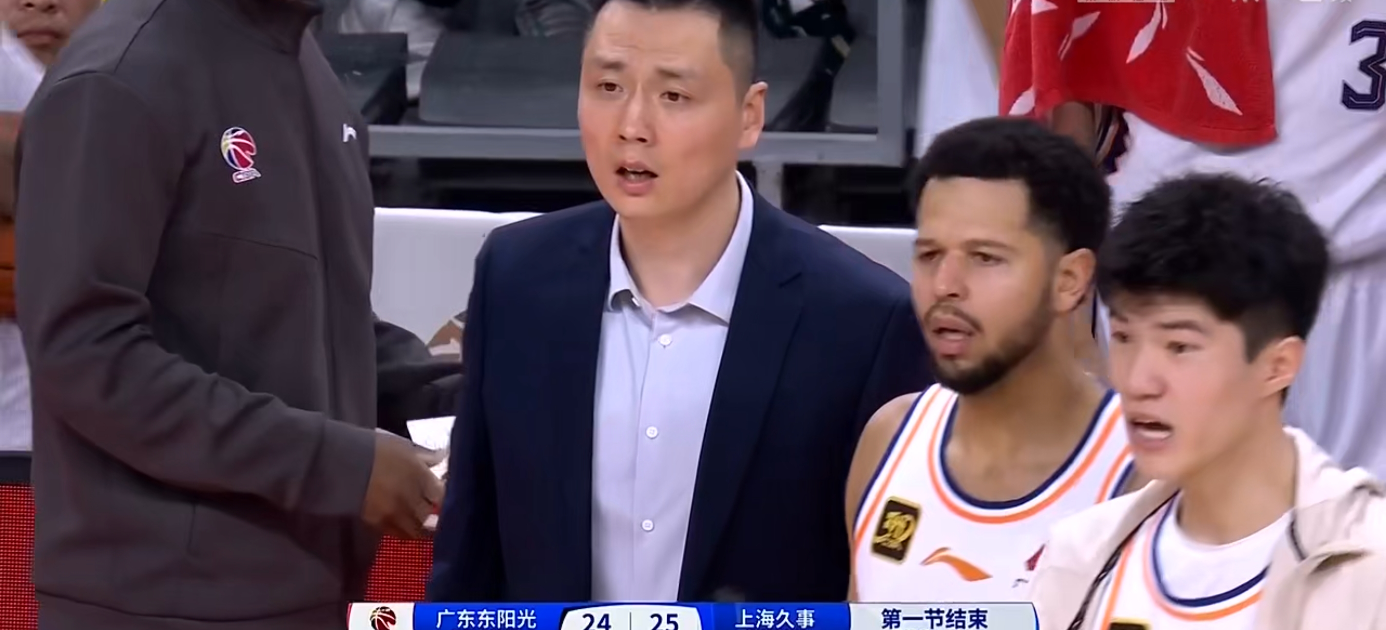 决胜时刻球员超神表现，助球队反超比分