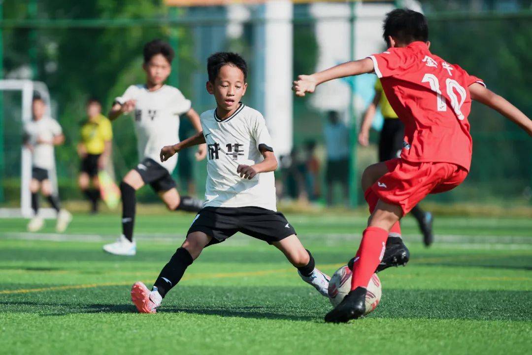 亚洲青少年足球比赛中球员表现抢眼