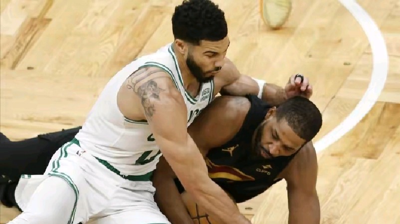 骑士客场击败凯尔特人