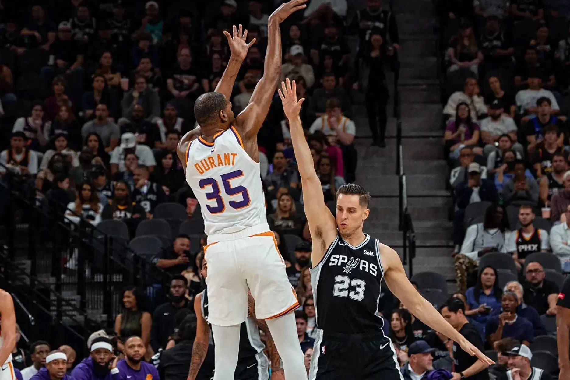 马刺队客场击败太阳队